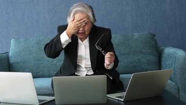 Übermüdete Alte Dame Mit Kopfschmerzen Asiatische Senior Unternehmerin Stress Durch — Stockvideo