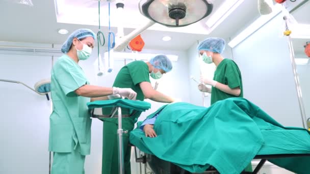 Azjatycki Zespół Profesjonalnych Chirurgów Wykonujących Operacje Sali Operacyjnej Chirurgu Asystentach — Wideo stockowe