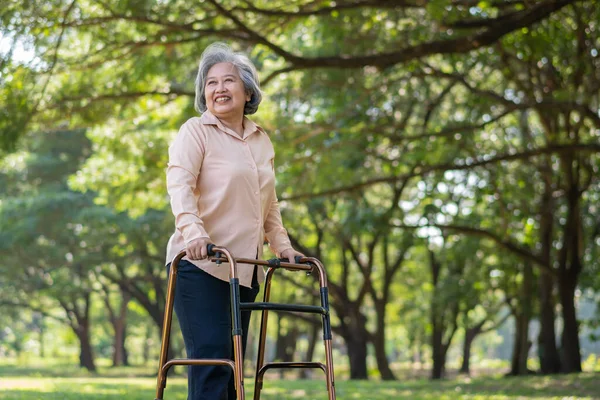 Wanita Asia Tua Yang Bahagia Menggunakan Walker Untuk Merehabilitasi Fisioterapi — Stok Foto