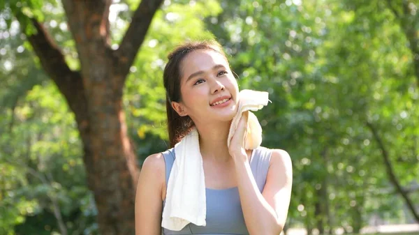 Retrato Joven Mujer Asiática Atractiva Sonriendo Uso Toalla Blanca Descansando —  Fotos de Stock