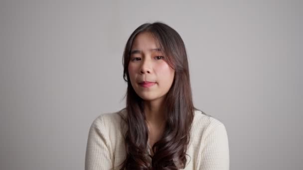 Feliz Joven Asiática Mujer Boca Abierta Levantando Las Manos Gritando — Vídeos de Stock
