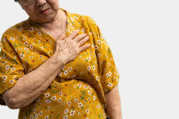 여자는 가슴에 통증을 느낍니다 나이많은 아시아 마비로 고통받고 있습니다 Cardiopulcitation — 스톡 사진