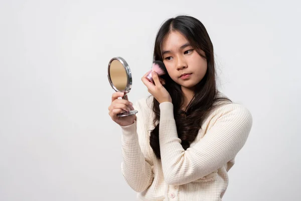 Hermosa Joven Mujer Hace Rubor Cara Usando Cepillo Maquillaje Sobre —  Fotos de Stock