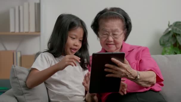 Sorrindo Muito Alegre Avó Madura Com Pequena Neta Usando Tablet — Vídeo de Stock