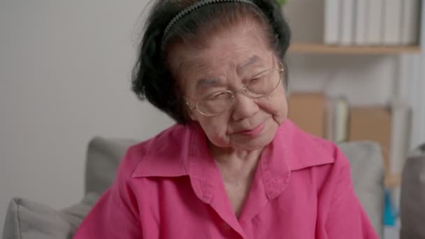 Грустная Пожилая Женщина Одинокая Зрелая Сидит Дома Диване Усталая Старая — стоковое видео