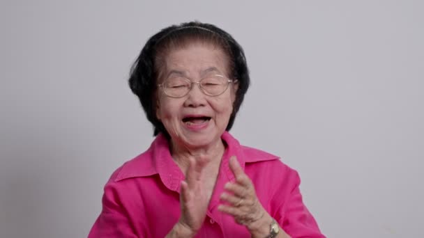 Feliz Abuela Vieja Sintiéndose Feliz Sonriente Aplaudiendo Afortunada Anciana Aplaudiendo — Vídeos de Stock