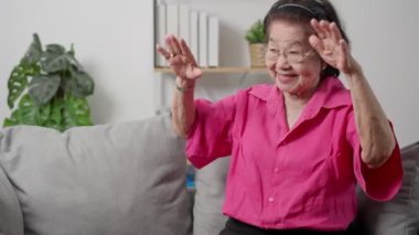 Yaşlı mutlu büyükannem, torunuyla tanışıp onu sevgiyle kucakladıktan sonra şaşırdı. Küçük torun, büyük anneye sarıldı, sevgi ve minnettarlık gösterdi. Aile birliği kavramı.