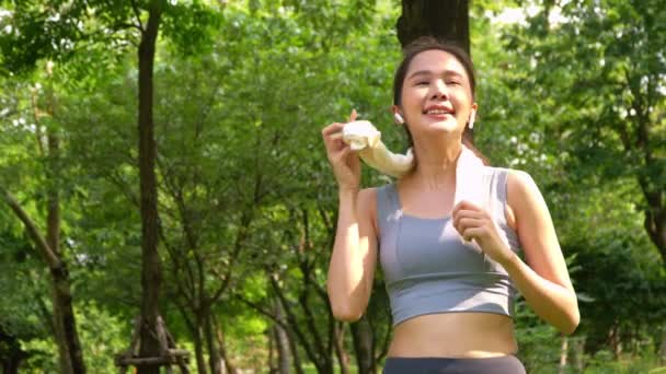 Genç Asyalı Çekici Bir Kadının Portresi Gülümsüyor Spor Yaptıktan Sonra — Stok video