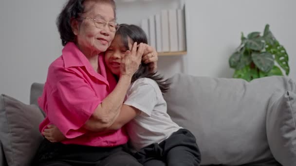 Счастливая Старая Бабушка Удивилась Встретив Внучку Обняв Маленькую Внучку Любовью — стоковое видео