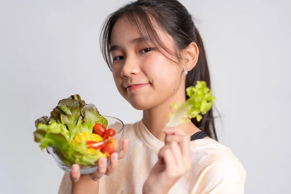 Portrét Šťastné Hravé Asijské Dívky Jíst Čerstvý Salát Skleněné Mísy — Stock fotografie
