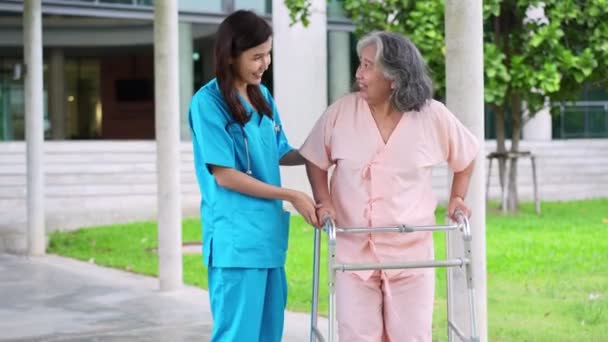 Azjatycki Ostrożny Opiekun Lub Pielęgniarka Zajmująca Się Starszym Azjatyckim Pacjentem — Wideo stockowe