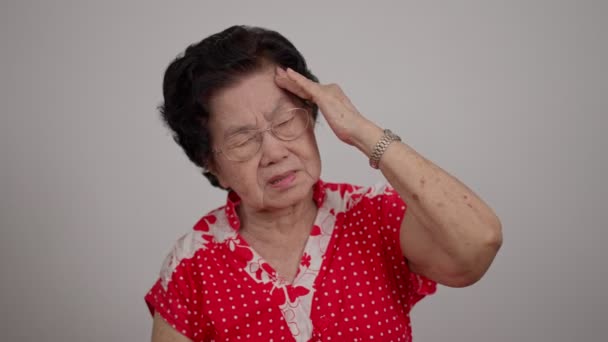 Deprimerad Asiatisk Senior Kvinna Ensam Besviken Och Förlora Minnet Isolerad — Stockvideo