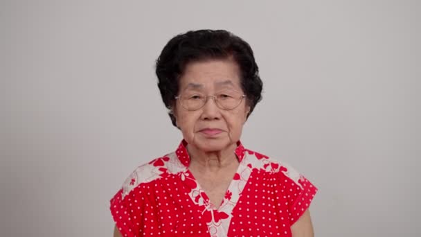 Unzufriedene Asiatische Ernsthafte Alte Frau Zeigt Daumen Nach Unten Über — Stockvideo