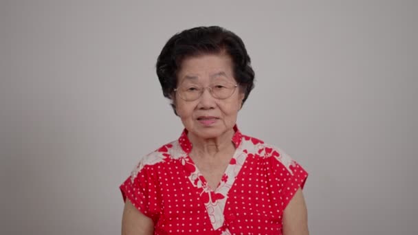 Neşeli Gülümseyen Asyalı Son Sınıf Öğrencisi Kadın Gözlük Takıyor Zole — Stok video