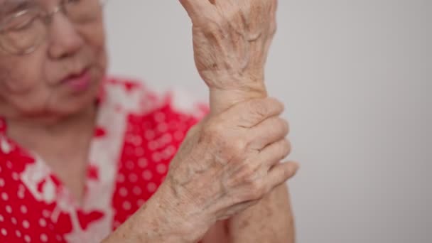 Пациентки Пожилой Азиатки Страдают Онемения Руках Ревматоидного Артрита Старшая Женщина — стоковое видео