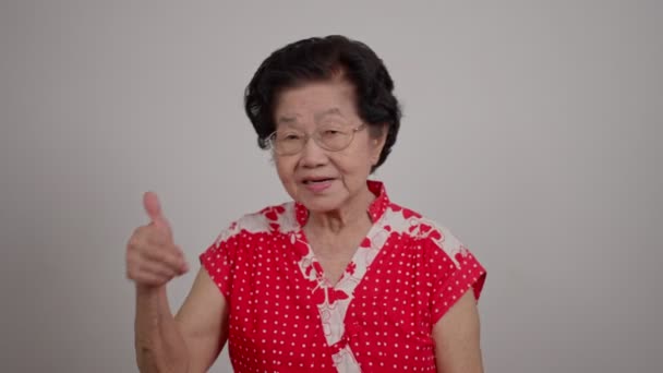 Retrato Alegre Sonriente Asiática Senior Mujer Usar Gafas Gris Pelo — Vídeo de stock