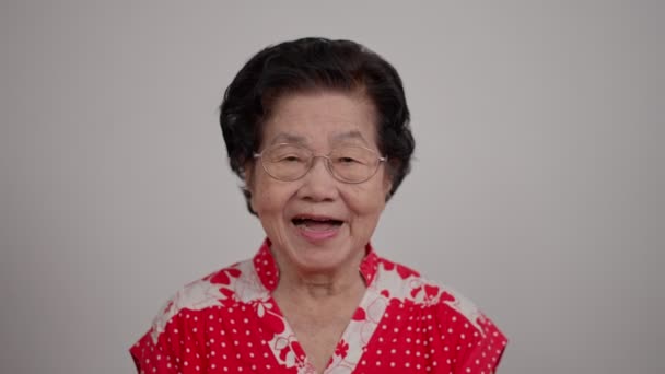 Portrét Veselý Úsměv Asijské Starší Žena Nosit Brýle Šedé Vlasy — Stock video