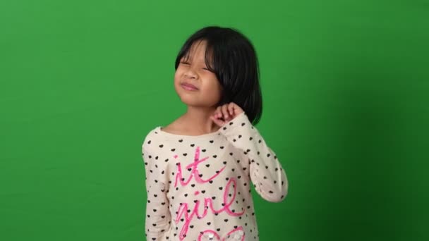 Portretul Fetiței Asiatice Furioase Triste Fundalul Ecranului Verde Emoția Unui — Videoclip de stoc
