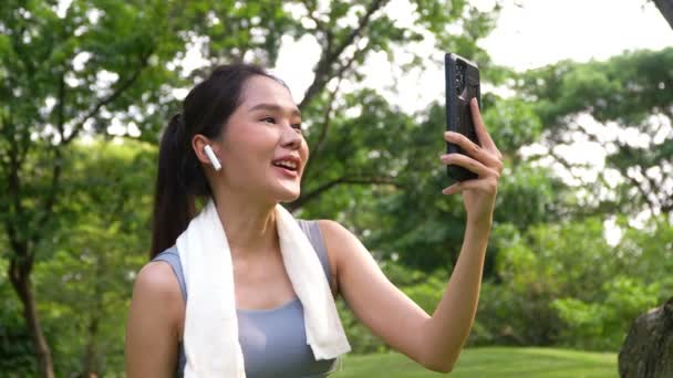 Asijské Žena Atraktivní Použití Smartphone Pro Videokonferenci Svým Přítelem Cvičení — Stock video