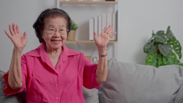 Счастливая Старая Бабушка Удивилась Встретив Внучку Обняв Маленькую Внучку Любовью — стоковое видео