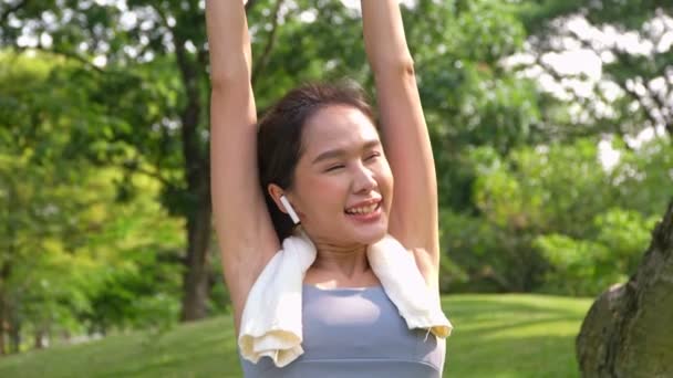 Genç Asyalı Çekici Bir Kadının Portresi Gülümsüyor Spor Yaptıktan Sonra — Stok video