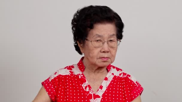 Descontente Asiático Sério Velha Mulher Mostrando Polegar Para Baixo Sobre — Vídeo de Stock