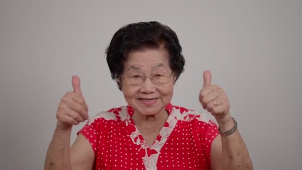Ortrait Ceria Tersenyum Wanita Senior Asia Mengenakan Kacamata Abu Abu — Stok Video