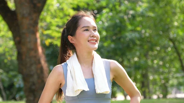 Portret Młoda Azjatka Atrakcyjny Uśmiech Używać Białego Ręcznika Odpoczynku Treningu — Zdjęcie stockowe