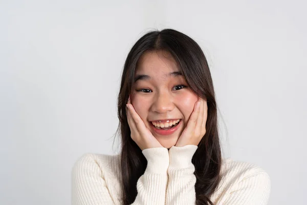 Feliz Joven Alegre Asiática Con Pelo Largo Ligero Sonriendo Brillantemente —  Fotos de Stock