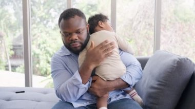 Afrikalı Amerikalı babayı seven, üvey babasının omzunda uyuyan bebek ve kızı kucaklayan. Memnuniyetle mutlu bir aile evde vakit geçirir, baba ve baba olmak aile arasında sevgi ilişkisi olur.