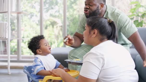 Asijské Matka Krmení Měsíců Její Roztomilé Malé Dítě Afroameričan Pomáhá — Stock video