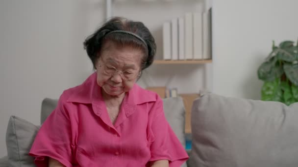 Θλιβερή Ηλικιωμένη Γυναίκα Μόνη Ώριμη Κάθεται Στον Καναπέ Στο Σπίτι — Αρχείο Βίντεο