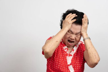 Şiddetli baş ağrısı olan son sınıf öğrencisi bir kadın felç, beyin hastalığı, eliyle başını tutan bir hasta bunama, hafıza bozukluğu, Alzheimer 'lı kafası karışmış yaşlı bir kadın.