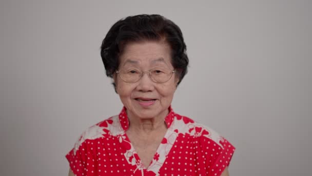Портрет Веселый Улыбающийся Азиатский Пожилая Женщина Носить Очки Седые Волосы — стоковое видео