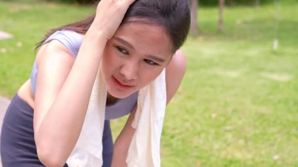 Sport Asiatique Femme Fatigue Obtenir Des Étourdissements Sentent Mal Douleur — Video