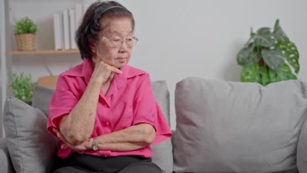 一位严重头痛的老年妇女患有中风 双手抱头 老年痴呆症 记忆力紊乱 老年痴呆症和老年痴呆症 — 图库视频影像