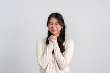 Uzun açık renk saçlı mutlu bir Asyalı kız mutlu bir yüz ifadesiyle mutlu, neşeli bir sürpriz funky siyah giyinmiş, beyaz arka planda büyük bir gülümsemesi olan bir kadın..