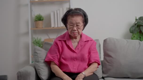 重度の頭痛を持つ高齢女性は脳卒中 脳疾患 手で頭を握っている患者 老人性認知症 記憶障害 高齢者とアルツハイマーを混同する — ストック動画