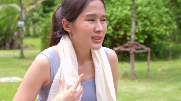 Спортивная Азиатка Устает Закружится Голова Чувствует Сильную Боль Страдает Теплового — стоковое видео