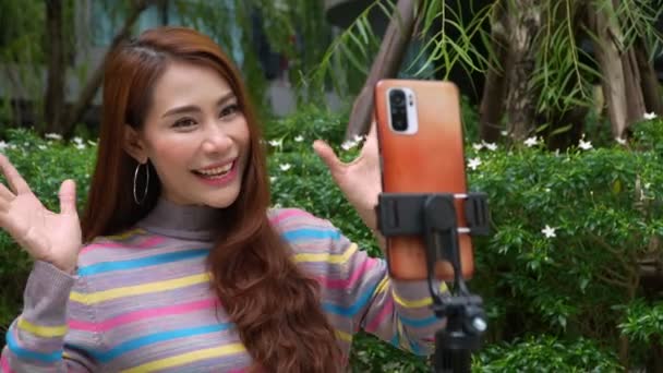 Beautiful Asian Woman Female Blogger Use Smartphone Broadcasts Live Social — Stock Video