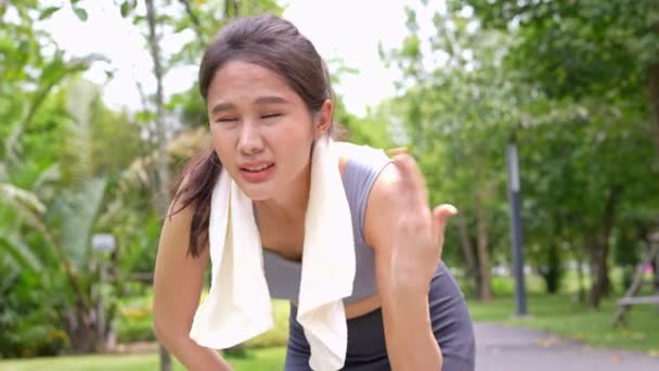 スポーツアジアの女性は疲れてめまいを取得し 悪い痛みを感じ 夏のシーズンに強い日差しとジョギングや運動屋外で熱中症に苦しんでいます 熱中症と熱波の概念 — ストック動画