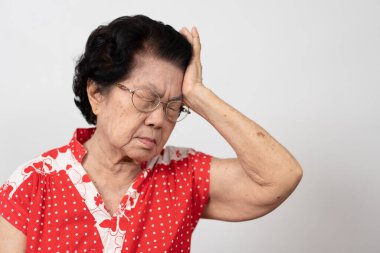 Şiddetli baş ağrısı olan son sınıf öğrencisi bir kadın felç, beyin hastalığı, eliyle başını tutan bir hasta bunama, hafıza bozukluğu, Alzheimer 'lı kafası karışmış yaşlı bir kadın.