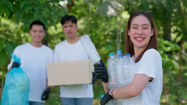 園内にゴミ袋清掃場を設置するアジアの若者たちのボランティア活動 地球環境の日の環境保全の考え方 リサイクル 持続可能性へのチャリティ — ストック動画