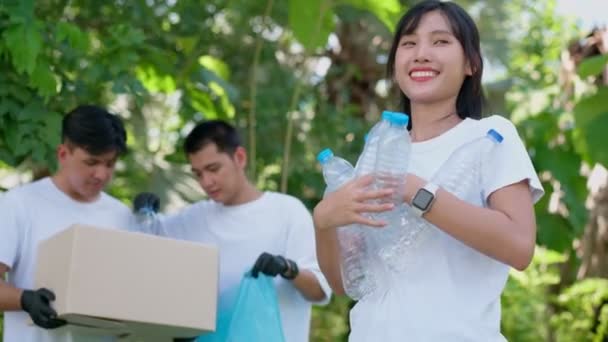 快乐的年轻亚洲学生们在公园里有各种各样的志愿者和垃圾袋清洁区 世界环保日 的理念 回收利用 慈善促进可持续性 — 图库视频影像