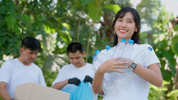 Glada Unga Asiatiska Studenter Olika Volontärer Med Soppåsar Rengöring Område — Stockfoto