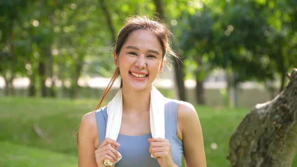 Genç Asyalı Çekici Bir Kadının Portresi Gülümsüyor Spor Yaptıktan Sonra — Stok fotoğraf