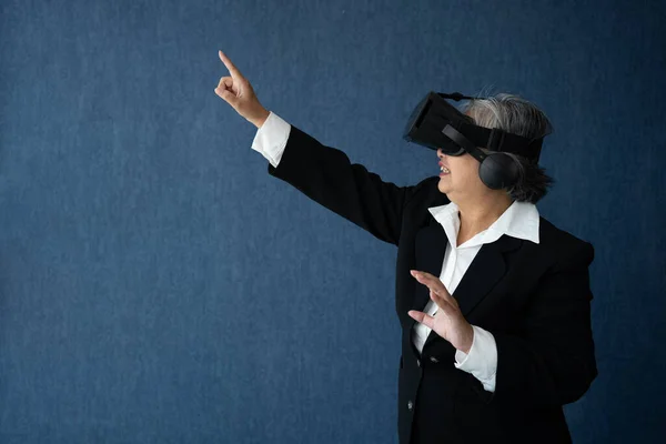 Senior Business Woman Wearing Smart Virtual Glassest Video Conference Headset —  Fotos de Stock