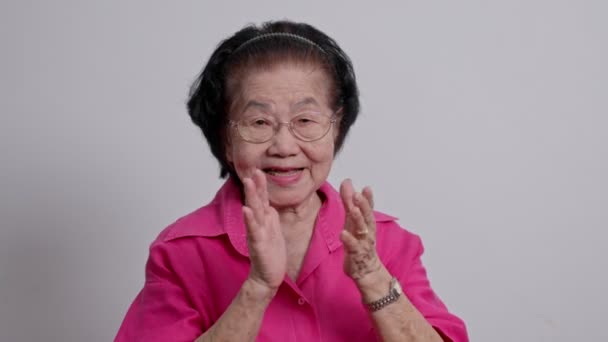 Feliz Abuela Vieja Sintiéndose Feliz Sonriente Aplaudiendo Afortunada Anciana Aplaudiendo — Vídeo de stock