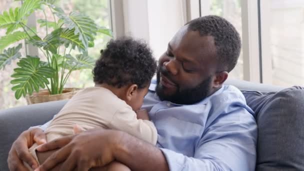 Счастливый Африканский Американец Играет Маленьким Ребенком Младенцем Диване Гостиной Родители — стоковое видео