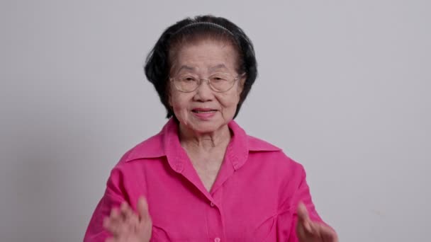 Gelukkig Oud Grootmoeder Gevoel Gelukkig Glimlachen Klappen Handen Geluk Oudere — Stockvideo